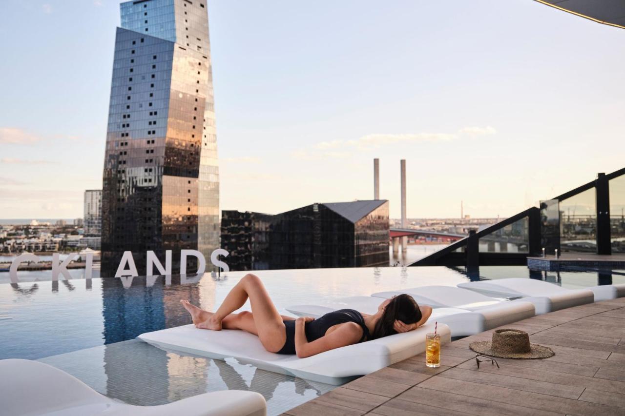 Melbourne Marriott Hotel Docklands מראה חיצוני תמונה The rooftop pool at the Standard East Village