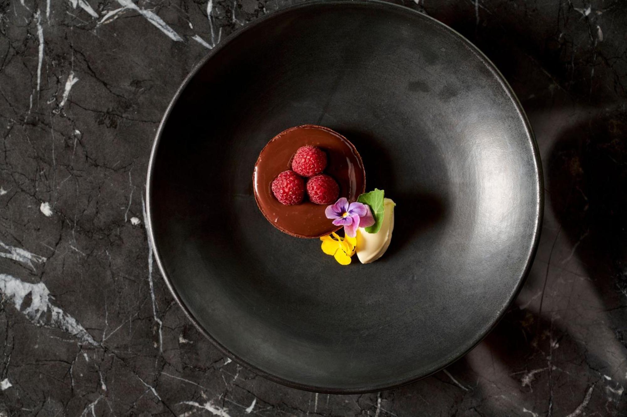 Melbourne Marriott Hotel Docklands מראה חיצוני תמונה A chocolate dessert