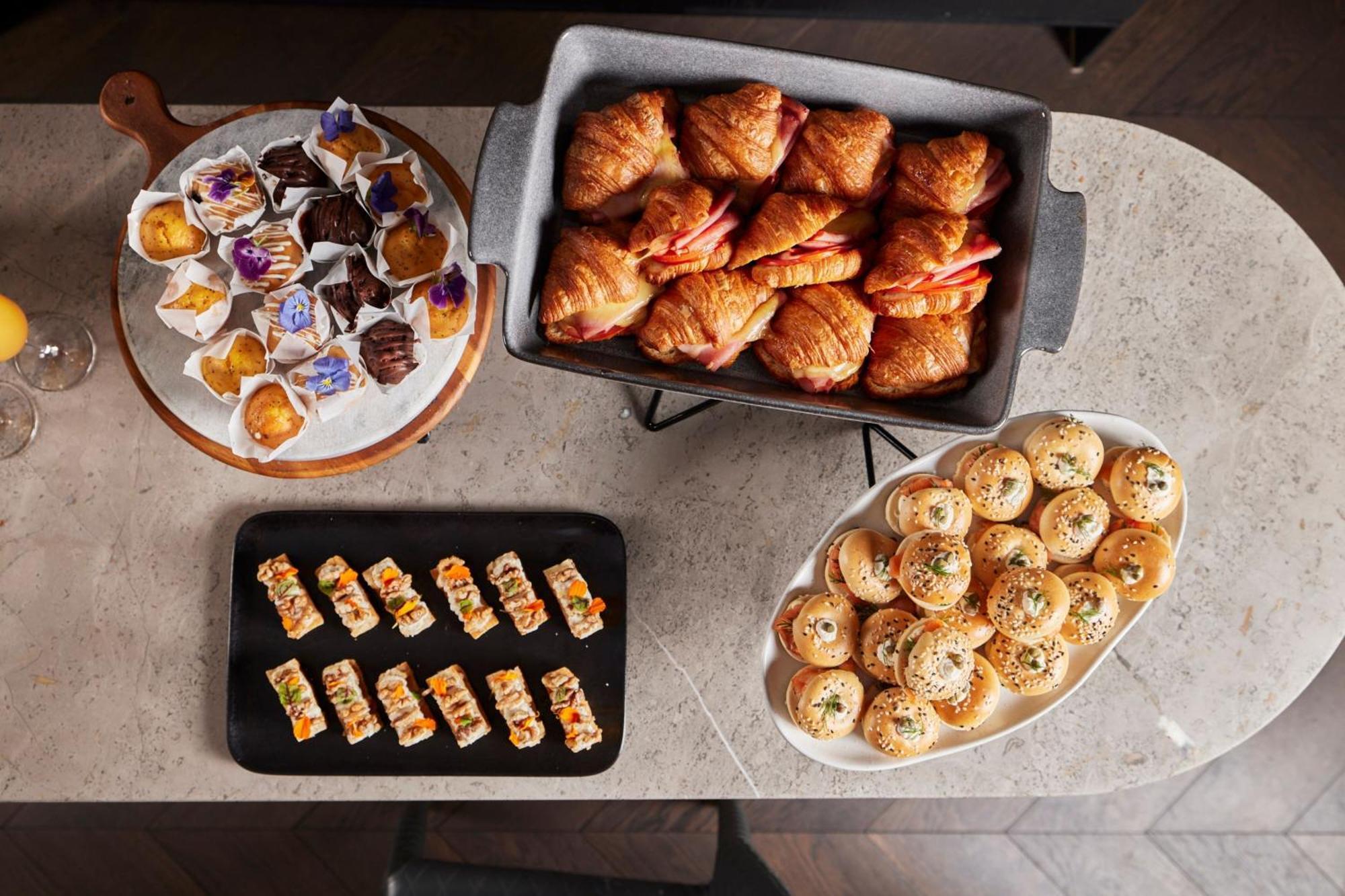 Melbourne Marriott Hotel Docklands מראה חיצוני תמונה A selection of finger food