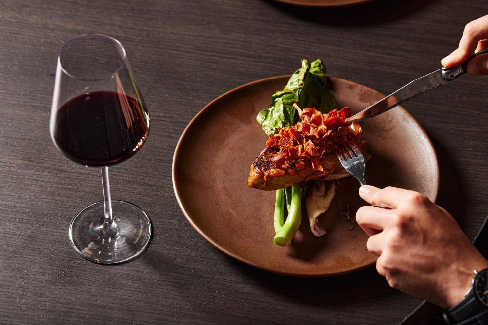 Melbourne Marriott Hotel Docklands מראה חיצוני תמונה A wine glass