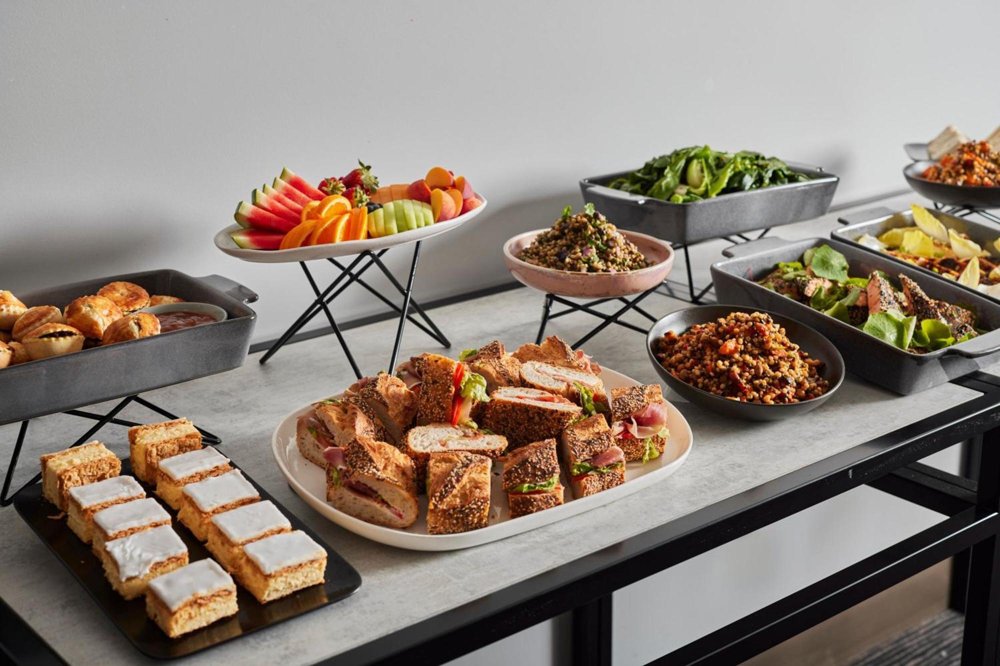 Melbourne Marriott Hotel Docklands מראה חיצוני תמונה A buffet