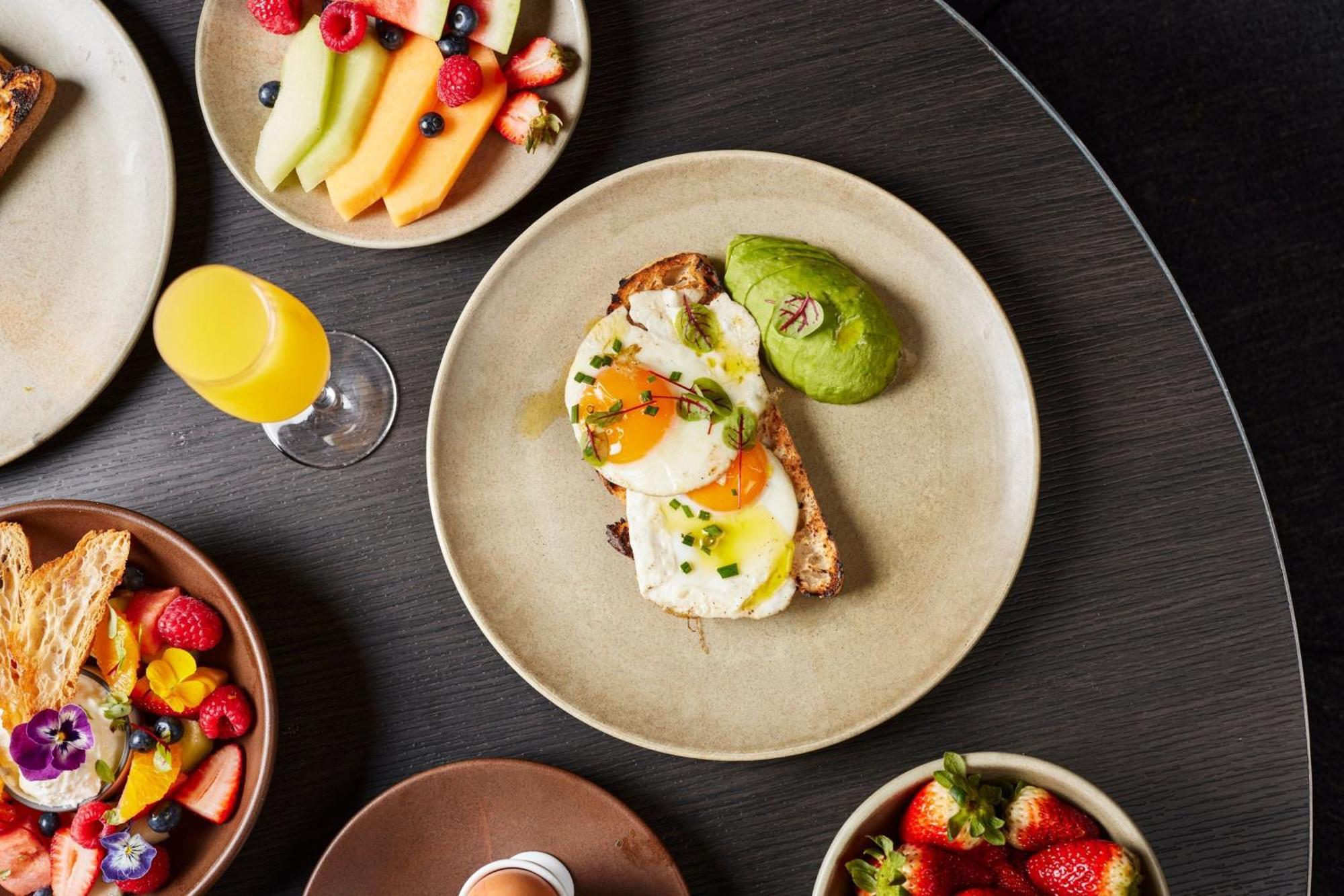 Melbourne Marriott Hotel Docklands מראה חיצוני תמונה Avocado and egg on toast