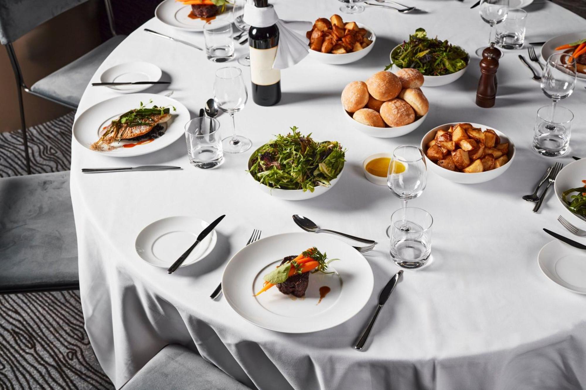 Melbourne Marriott Hotel Docklands מראה חיצוני תמונה A table set for a formal dinner