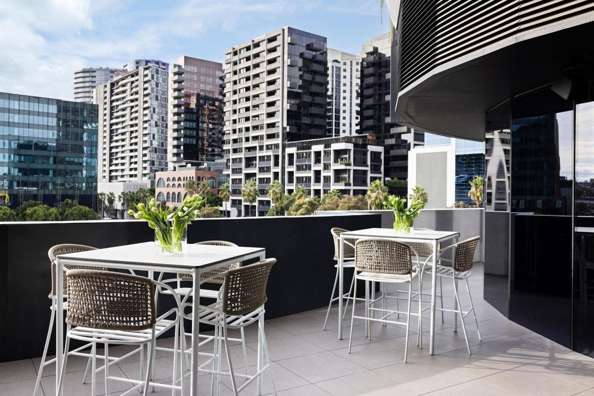 Melbourne Marriott Hotel Docklands מראה חיצוני תמונה The rooftop bar at the Hotel
