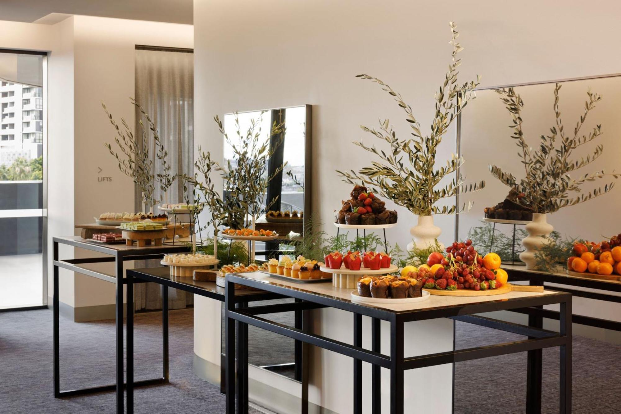 Melbourne Marriott Hotel Docklands מראה חיצוני תמונה A buffet at a hotel