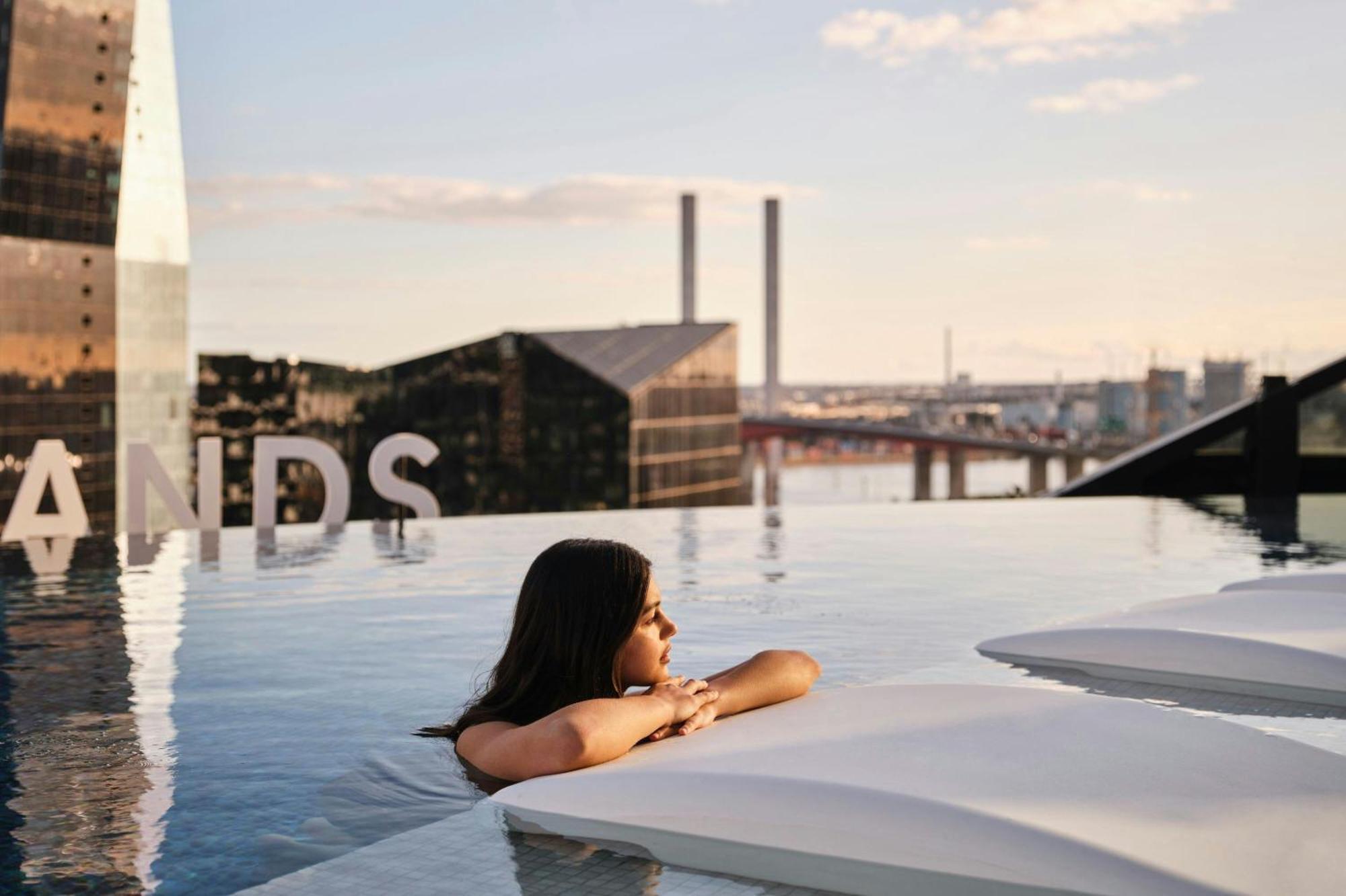 Melbourne Marriott Hotel Docklands מראה חיצוני תמונה Skyline pool