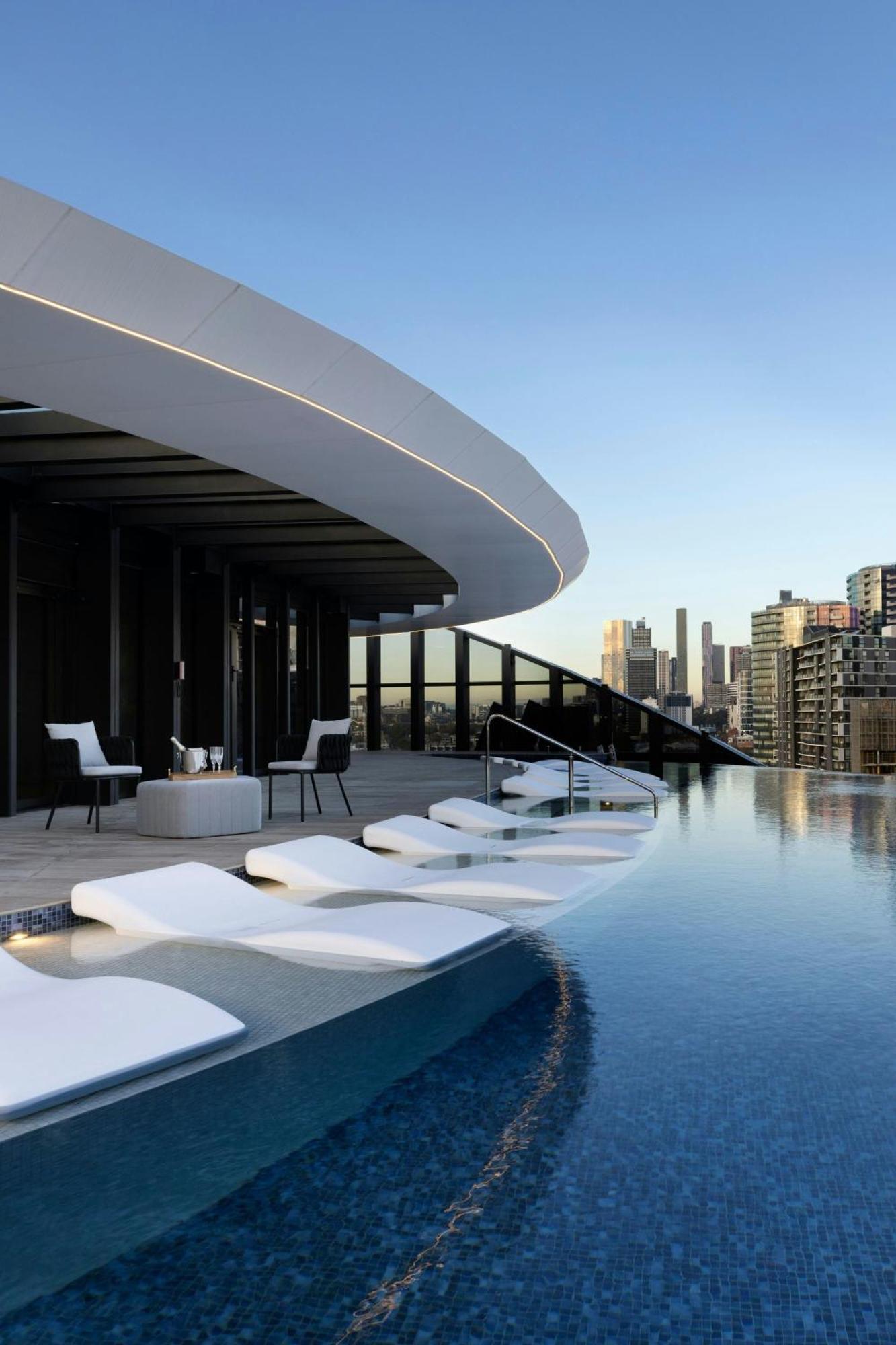 Melbourne Marriott Hotel Docklands מראה חיצוני תמונה The rooftop pool at The Standard East Village