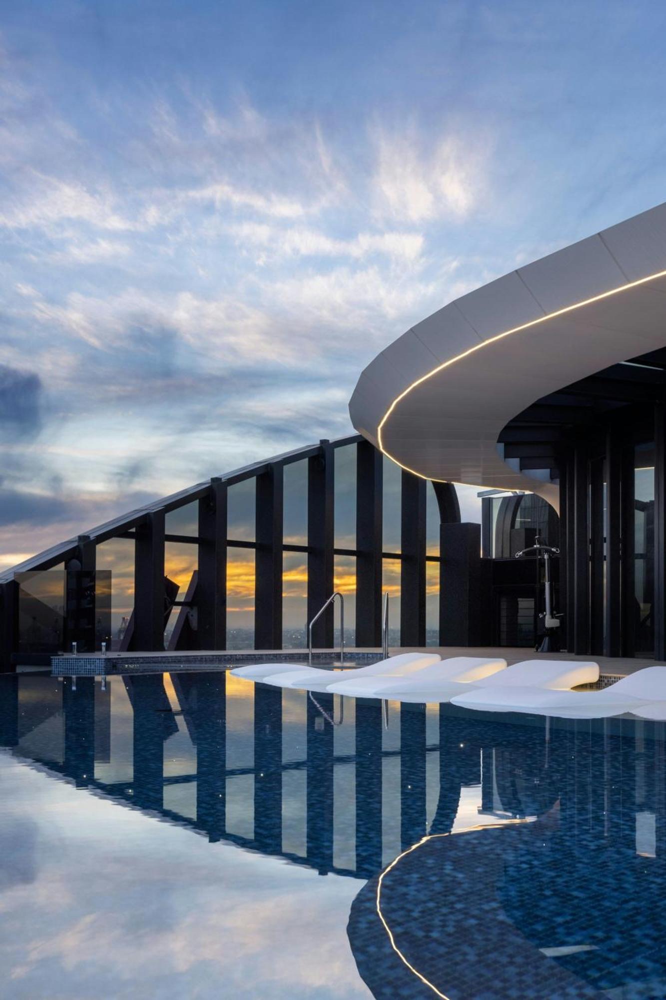Melbourne Marriott Hotel Docklands מראה חיצוני תמונה The rooftop pool at the Ritz-Carlton, Perth